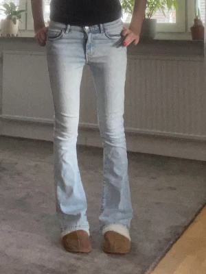Ljusblå bootcut jeans🩵🩵 - Så snygga ljusblå jeans från BikBok🥹🫶🏼!! Så sköna och stretchiga vid midjan. Storlek: XS och längd: 31 🤍🤍. Nypris 600 kr. 