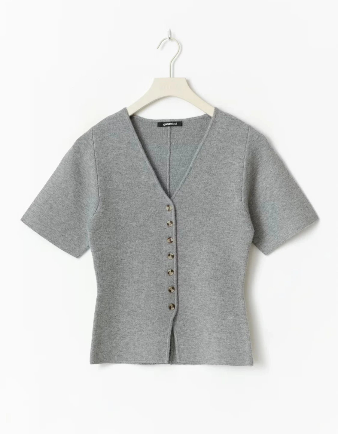 Grå stickad topp med knappar Gina Tricot