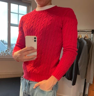 Polo Ralph Lauren Röd kabelstickad tröja herr - Röd kabelstickad tröja från Polo Ralph Lauren | Storlek XS | Bomull | Skick 9/10 | Perfekt inför julen!🔴 | Nypris ca 1400–1800 kr | ✅ Äkta vara | 📩 Öppen för frågor | 🚚 Skickas inom 24 ti