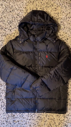 Ralph Lauren jacka - Perfekt jacka som håller värmen under hösten och den kalla vintern. Helt nytt skick då den inte passade min brorsa som fick den i present