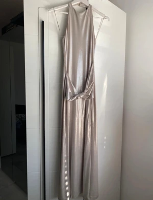 långklänning från Zara - Klänning från Zara storlek XS men passar mig som är en storlek S