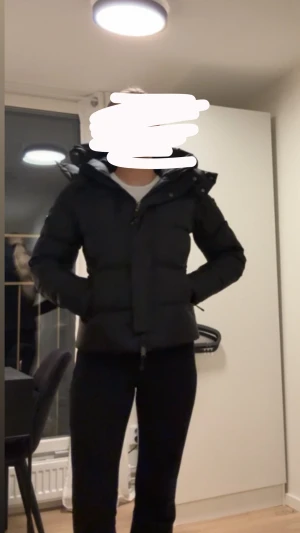 Cedrico jacka Stella  - Hej har en cedrico jacka i modellen Stella st XS, är intresserad av att byta mot en annan färg i nytt skick då min är använd 2 gånger. Vit eller taupe helst men möjligtvis andra färger också, kan tänka mig i storlek S också, helst med någon som man mötas i Stockholm för byte 