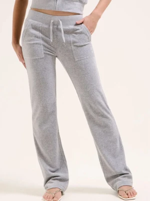 Grå mjukisbyxor med snörning - Superbekväma grå mjukisbyxor med bred resår i midjan och snörning framtill. Byxorna har raka ben, stora fickor framtill och är gjorda i mjukt bomullsmaterial. Perfekta för chill dagar eller när du vill vara extra comfy.