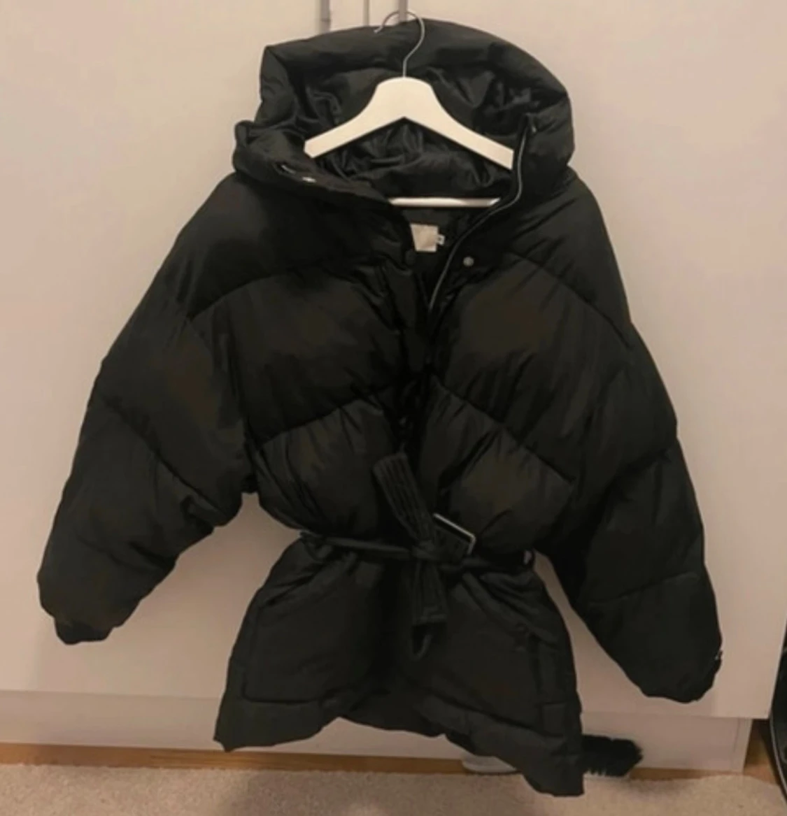Svart pufferjacka från NLY Trend