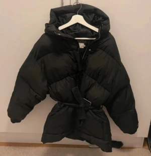 Svart pufferjacka från NLY Trend - Som ny