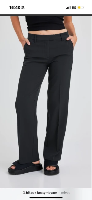 Svarta kostymbyxor från Bik Bok - Säljer ett par svarta kostymbyxor från bikbok i storlek 38. Köpte de begagnat här på Plick. Sparsamt använda och i bra skick. Hör av dig vid frågor!😃