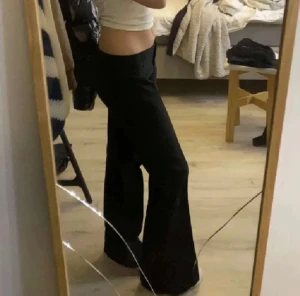 Svarta bootcut kostymbyxor - Såå snygga lågmidjade kostymbyxor💓Midjemått 37cm rakt över, innerbenslängd 80cm! Priset kan diskuteras