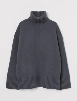 Mörkgrå stickad polotröja  - Snygg och populär stickad polotröja från h&m. I en mörkgrå färg och i superbra skick. I storlek XS men sitter mer som en S💕💕