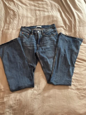 Blåa bootcut jeans Gina Tricot  - Helt nya och oanvända Köptes för någon månad sedan men de kom aldrig till användning 