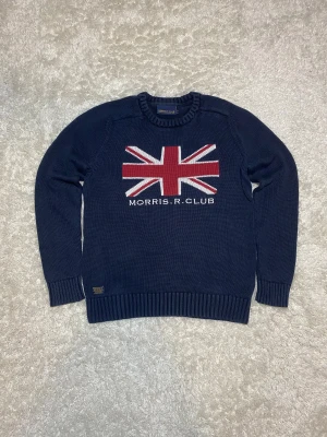 Mörkblå morris tröja - Skick 9/10, Inga tydliga defekter. Storlek S vilket passar cirka 168-178cm. Gåva ingår vid köp!