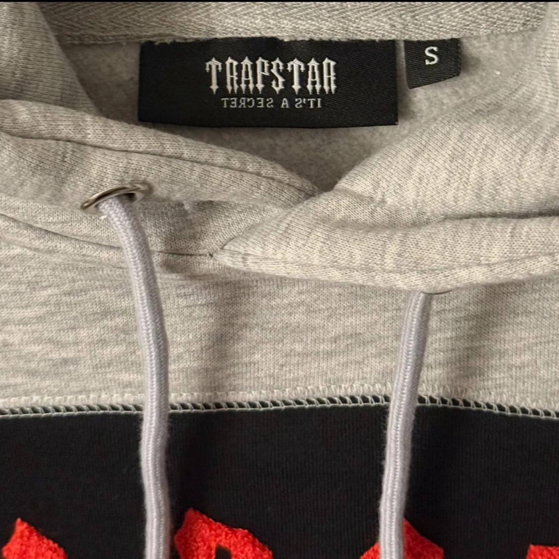 Trapstar hoodie i grått och svart - 2
