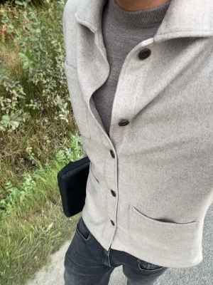 Beige overshirt från Bläck - Lite varmare overshirt nu till våren, nästan helt ny från butik och knappt använd. Inga defekter👌den passar även svin bra dom som har storlek M i jackor (jag på bilden är 197) men den passar svinbra på dom som e kortare också!