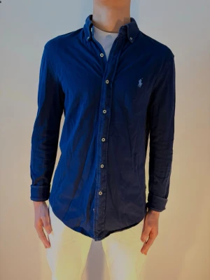 Ralph Lauren Skjorta - Snygg Ralph Lauren skjorta i Okej skick och är i Strl M. Vid minsta fundering tveka ej på att höra av er! 🙂