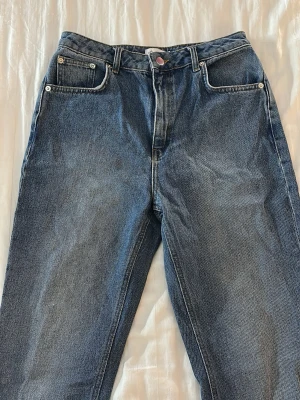 Blåa raka jeans - Säljer ett par klassiska jeans i storlek 38 med hög midja och slits. Dom är inte stretchiga i materialet och i princip oanvända!!✨