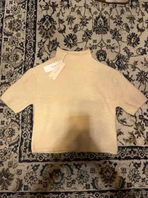 Polotröja - säljer nu en jättefin krämvit trekvartsärmad polotröja ifrån gina tricot då den tyvärr inte passade💓nypris 229kr🩵oanvänd!