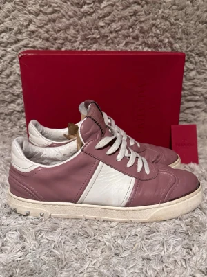 Valentino Flycrew Skor - | Skick: 7/10 | Färg: Rosa och vit | Vad inkluderas: Enbart skorna | Nypris: 7 200kr |