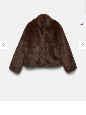 Fake pälsjacka  - Helt ny, oanvänd fake pälsjacka från Vero Moda, strl L men sitter bra på mig som har XS/S. Nypris 849kr. Kan sänka priset vid snabb affär. Skriv för fler bilder💕