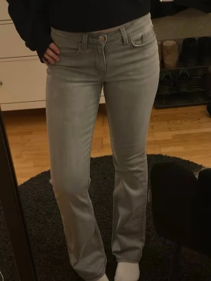 Gråa jeans - Super fina grå jeans. Storlek 32 men de är uttöjda till en 34
