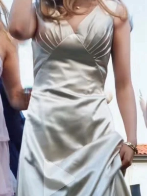 Säljer min balklänning! Jättefin champagne färg - Sitter jättefint på storlek S