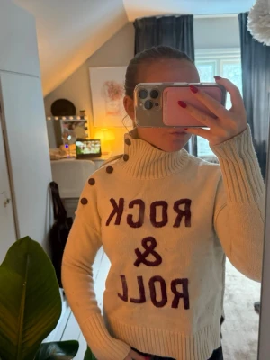 Zadig tröja  - En Zadig tröja gjord av ull och knappar med röd text! Jätte snyggt ❣️