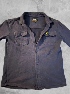 Mörkblå overshirt från Lyle & Scott - Säljer nu en mörkblå overshirt från lyle & scott bara att kontakta vid frågor!