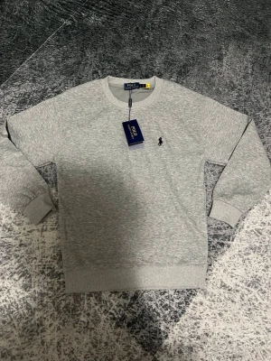 Grå sweatshirt från Polo Ralph Lauren - Snygg grå sweatshirt från Polo Ralph Lauren. Storlek s sitter mer som xs.