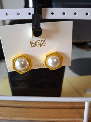 Guldiga örhängen med pärldetalj - Fler fina accessoarer finns på min profil 💍  More exquisite accessories on my profile listings.