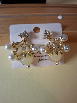 Guldörhängen med pärlor och strass - Fler fina accessoarer finns på min profil 💍  More exquisite accessories on my profile listings.