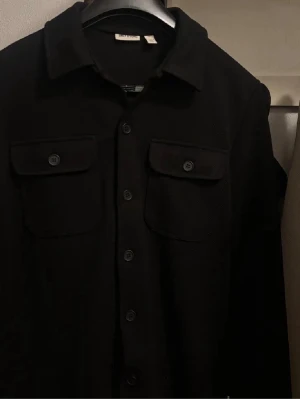 Overshirt från Only and Sons - En svart overshirt från Only and Sons som är inte alls använd, jag beställde hem den och provade den men den passade ej mig.