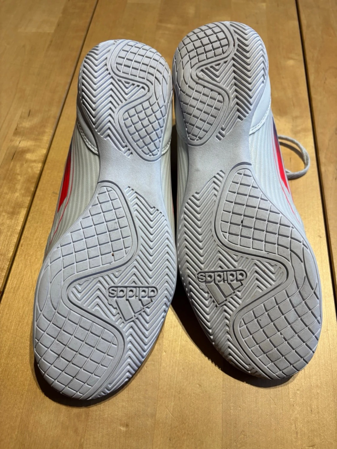 Adidas vita fotbollsskor med röd/blå - 4