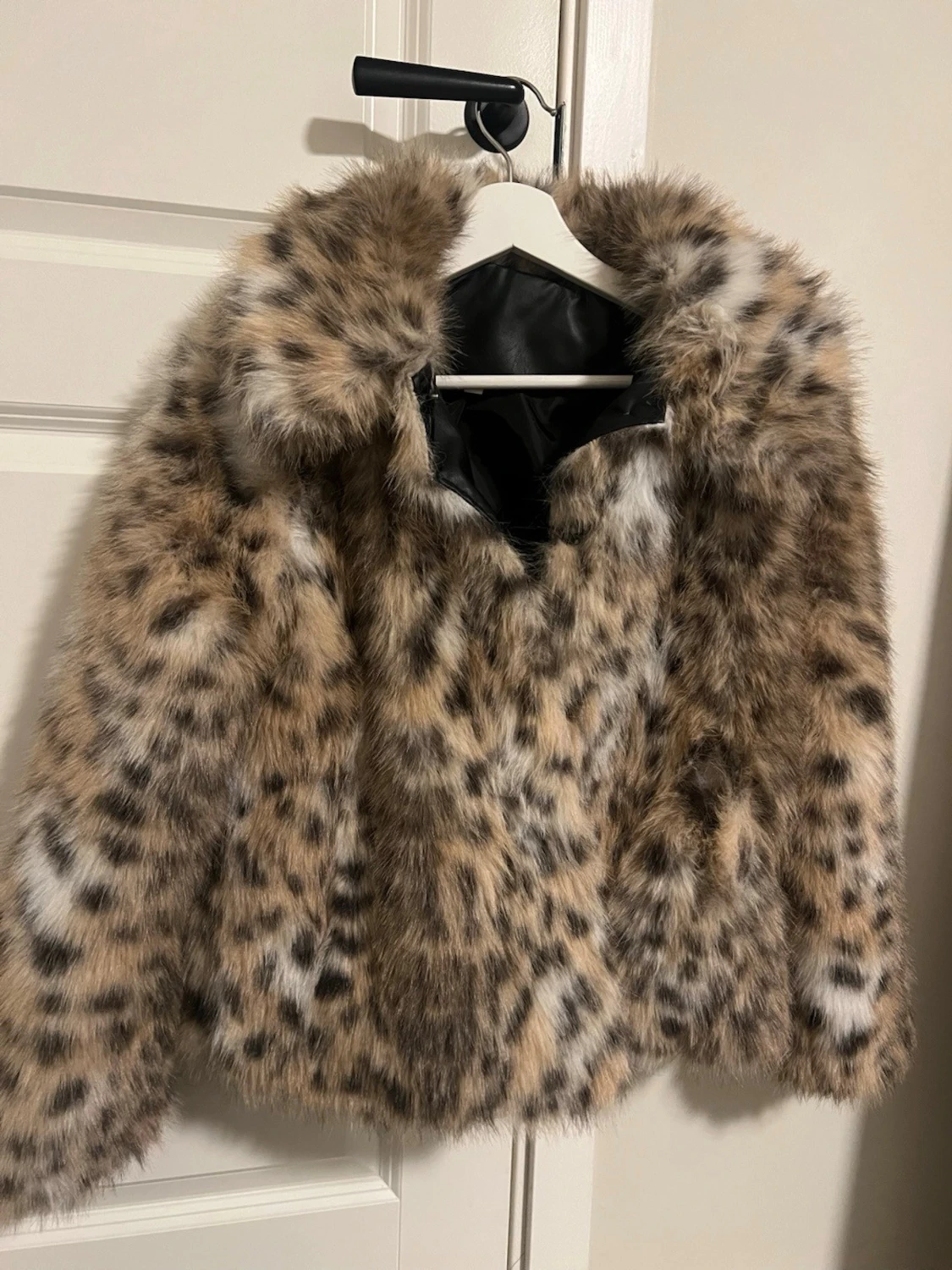 Leopardmönstrad pälsjacka - 2