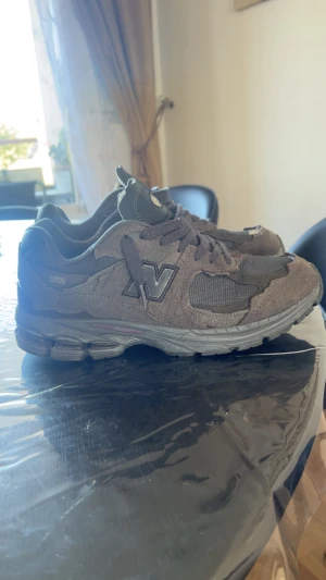 New Balance 2002R  - Säljer ett par New Balance 2002R Protection Pack i mörkgrå och svart .  Riktigt snygga skor |     PRISET ÄR INTE HUGGET I STEN | BUDA PÅ PRISET DU TÄNKER DIG|