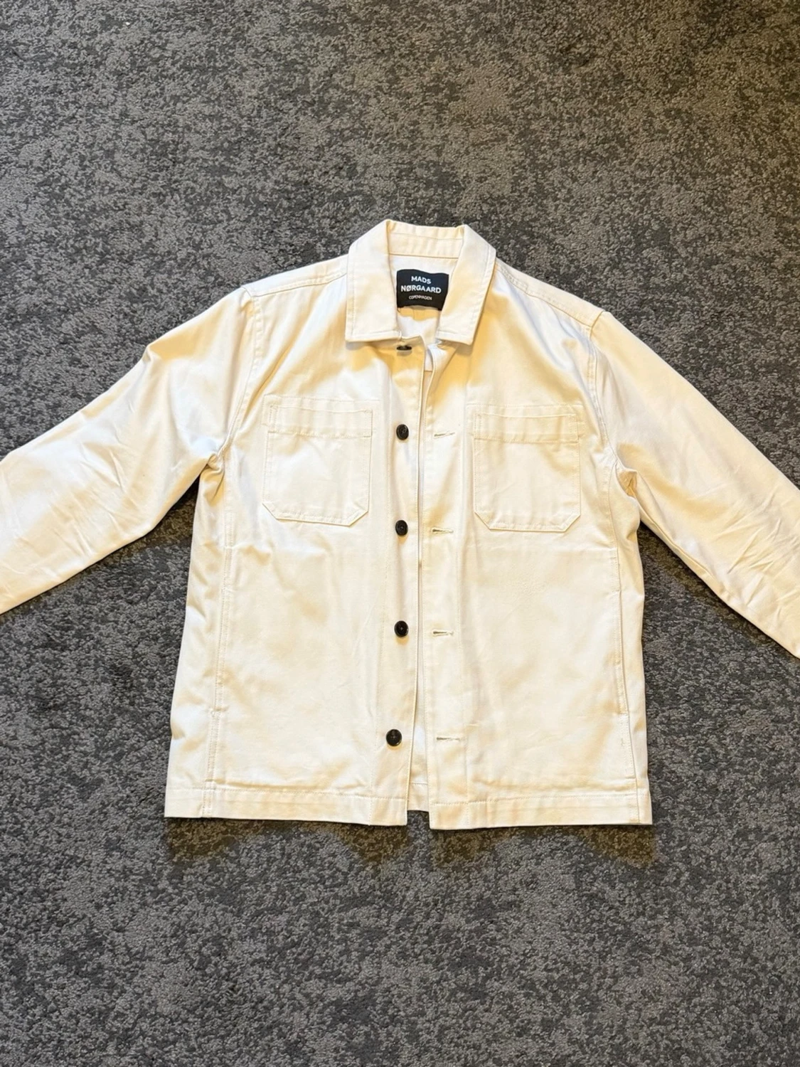 Mads Nørgaard vit overshirt
