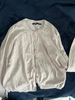Beige kofta från 157 - Säljer en stilren beige kofta från 157 