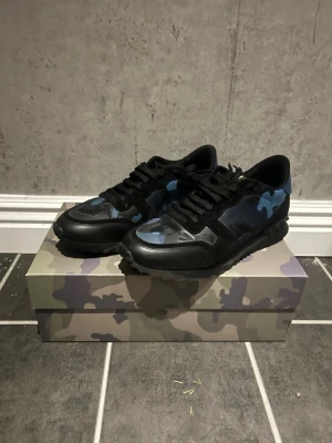 Valentino Garavani Rockrunner - Köpte dem nya för 5500 från Afound. Använt dessa över 4 månader till och från. Riktigt schyssta och sköna. Passar dom som har strlk 42