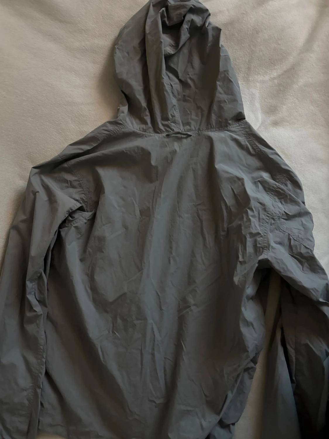 Ljusgrå Peak Performance vindjacka  - 4