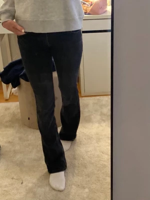 Svarta bootcut jeans från Zara - Säljer dessa supersnygga låg midjade bootcut jeans från Zara i storlek 36. Jeansen är i mycket fint skick men dom har slitningar längs ner men det är inget man tänker på vid användning, säljer då dom inte kommer till användning längre. Har ni några frågor är det bara att höra av sig💕