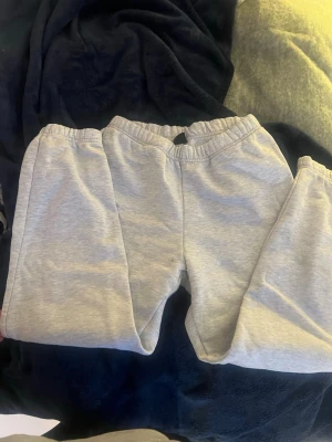 Grå mjukisbyxor från Gina Tricot - Superbekväma grå mjukisbyxor från Gina Tricot i mjukt bomullsmaterial. 