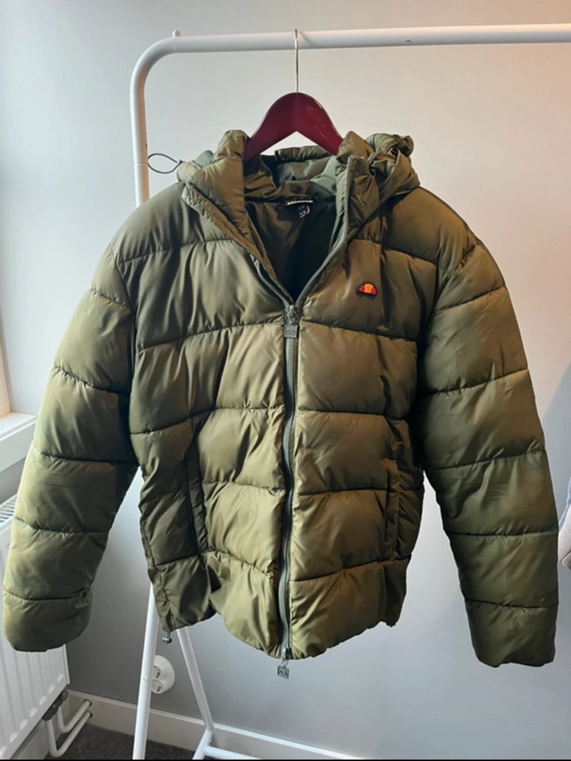 Olivgrön dunjacka från Ellesse, st. M