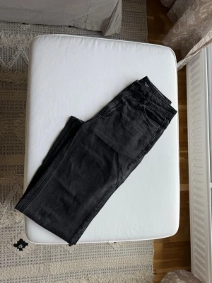 Svarta högmodjade jeans från Vero Moda - Snygga svarta jeans från Vero Moda. Jeansen har en stilren look och är tillverkade i ett mjukt denimtyg som passar perfekt till många olika outfits.