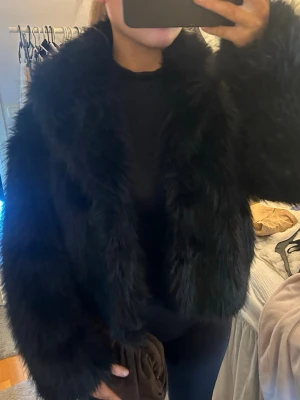 Pälsjacka  - Använd 2 gånger från Gina , slutsålt köpte för 900kr🩷