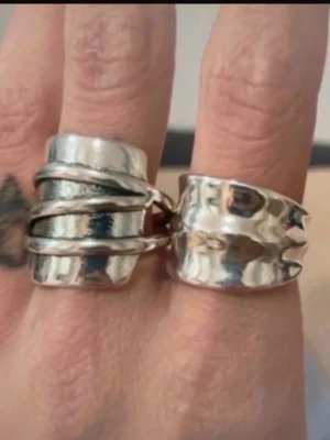 Två chunky Silverpläterade ringar - Två Silverpläterade ringar storlek 17 och 19mm kommer med smyckes bag