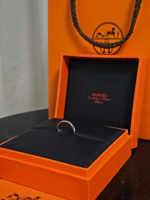 Ring med låda & tillhörigheter  - Säljer en oanvänd fin Herm ring med låda, läderficka, påse & tillhörigheter. Unisex.  Storlek 8. Mycket fin!