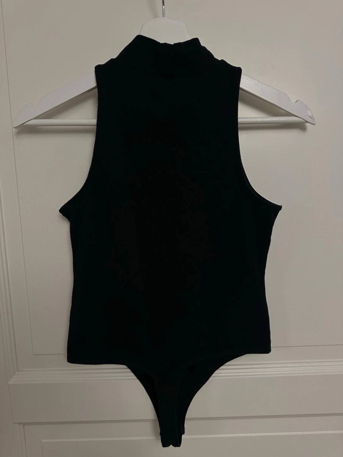 Svart ärmlös body med hög krage - 4