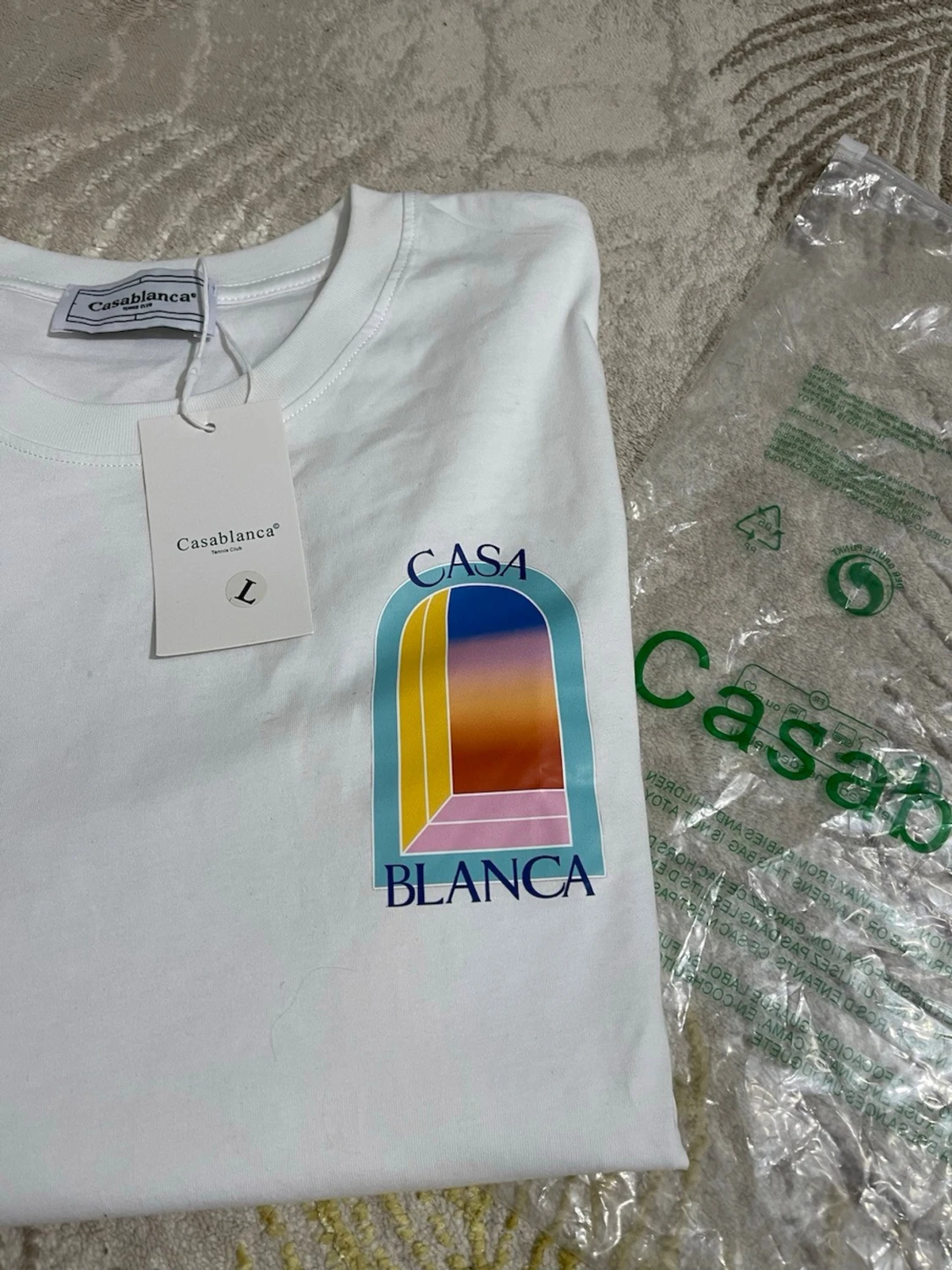 Vit t-shirt från  med tryck - 1