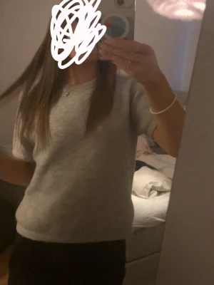 grå stickad t shirt gina - en grå stickad t shirt från gina i fint skick knappt använd, storlek 158/164 men sitter som en xs🩷