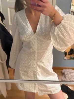 Vit klänning  - Vit klänning från Bubbleroom, storlek S. perfekt till studenten/sommaren 🥰