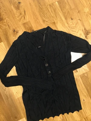 Svart kofta med knappar - Storlek 32/34