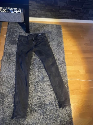 Replay anbass - Riktigt feta och i riktigt bra skick förutom att det är ett litet hål mellan benen men det är lätt att sy ihop.  30/32.  Skriv vid frågor