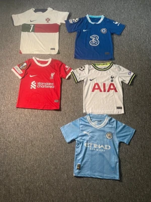 Fotbollströjor och shorts - Säljer 5 par fotbollskit i strl 128 vilket passar ~8 år. 250:- för ett kit och 1000:- för alla 5. Alla 5 kit är oanvändna och i perfekt skick.    ‼️OBS EJ ÄKTA KLÄDER‼️